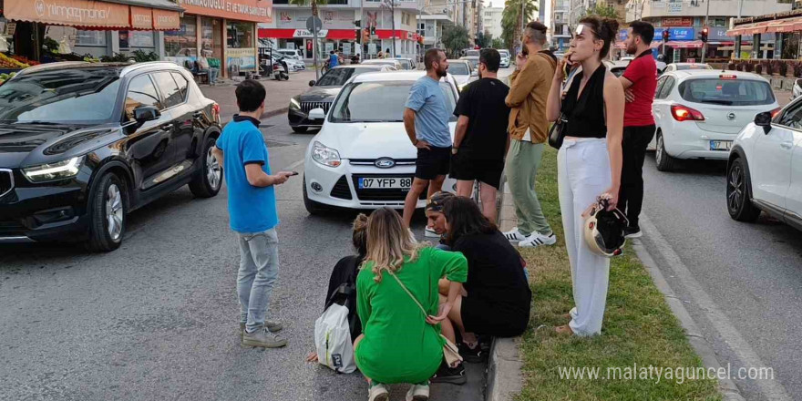 Önündeki araç durunca panikleyip motosikleti devirdi