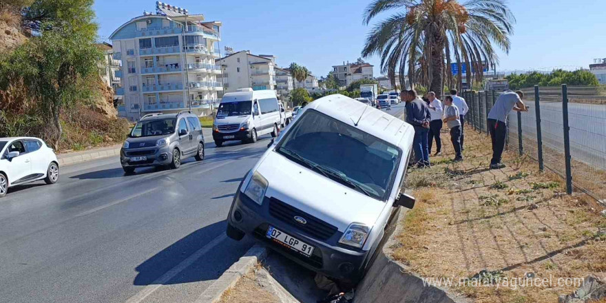 Önündeki araca çarpmamak için yağmur suyu tahliye kanalına düştü