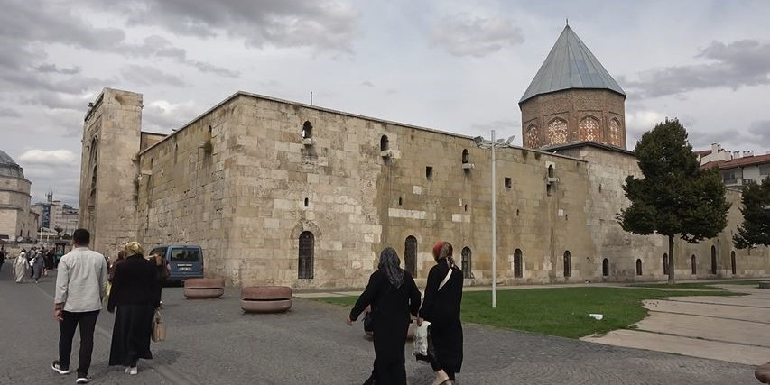 Önünden binlerce kişi geçiyor, yüzlercesi o kabrin Selçuklu sultanına ait olduğu bilmiyor