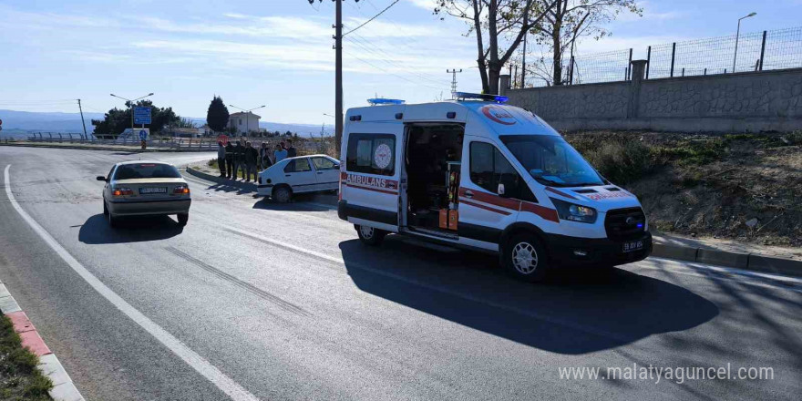 Önüne çıkan araca vurmamak için direksiyonu kırdı: 1 yaralı