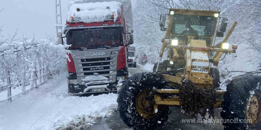 Ordu’da kar nedeniyle mahsur kalan saman yüklü tır kurtarıldı