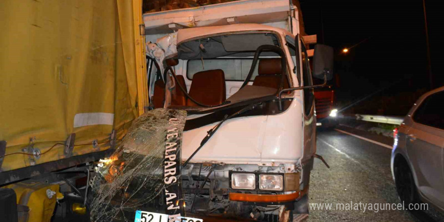 Ordu’da kereste yüklü kamyon tıra arkadan çarptı: 1 yaralı