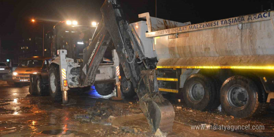 Ordu’da şebeke suyu patladı, asfalt yarıldı