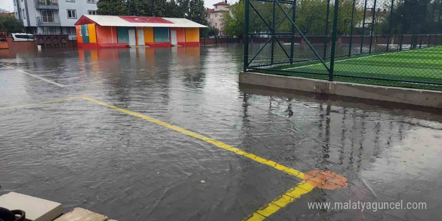 Ortaca’da şiddetli yağış su baskınlarına neden oldu