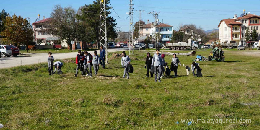 Ortaokul öğrencilerinin projesi köyü tertemiz yaptı