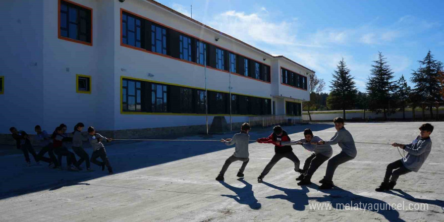 Ortaokul öğrencilerinin projesi köyü tertemiz yaptı