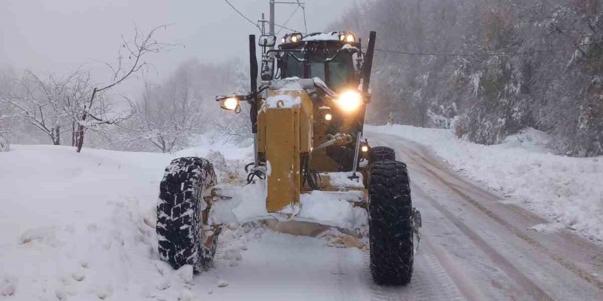 Osmangazi’de karlı yollarla anında müdahale