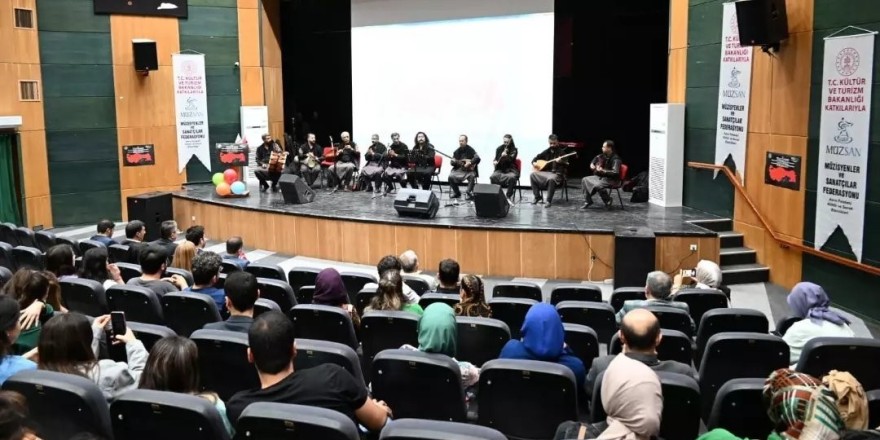 Osmaniye’de ’Asrın Felaketi Kültür ve Sanat Etkinlikleri’ çerçevesinde konser düzenlendi