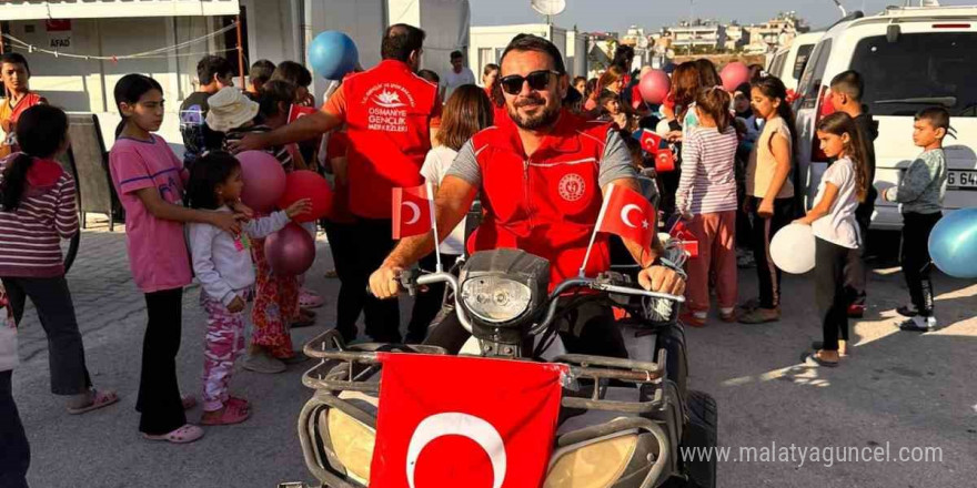 Osmaniye’de çocuklar ’Cumhuriyet Treni’ ile konteyner kentte tur attı