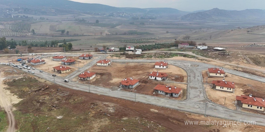 Osmaniye’de depremzedeler için yapılan 50 köy evinin anahtar teslimi yapıldı