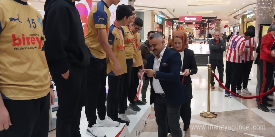 Osmaniye’de okullar arası bowling turnuvası sona erdi