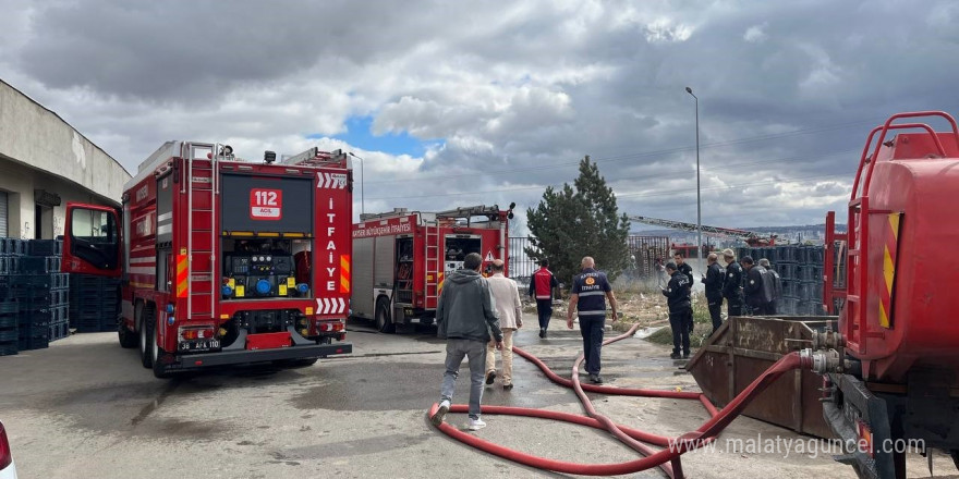 Ot yangını plastik kasalara sıçradı, faciadan dönüldü