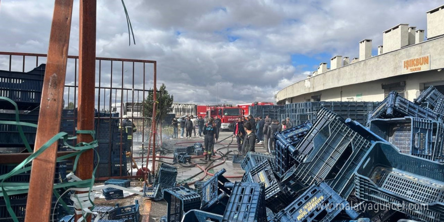 Ot yangını plastik kasalara sıçradı, faciadan dönüldü