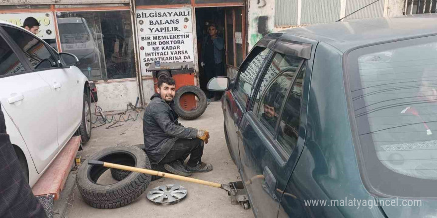 Oto lastikçilerde kış lastiği yoğunluğu