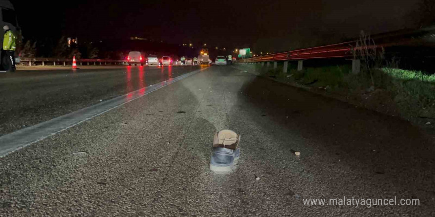 Otobanda yolun karşısına geçmek isterken tırın altında kaldı: 1 ölü