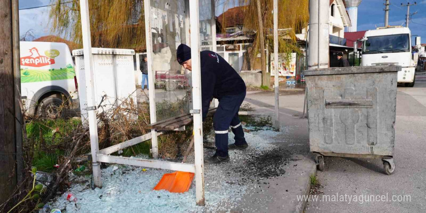 Otobüs duraklarına zarar verdiler