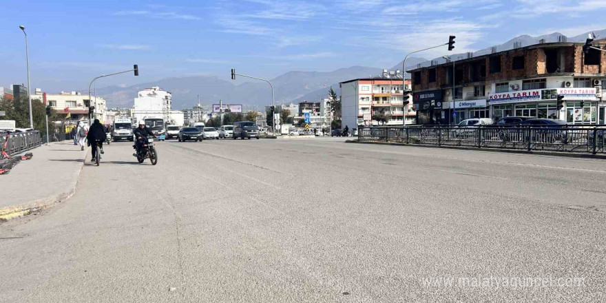 Otomobil, altına aldığı motosiklet sürücüsünü ezdi: O anlar kamerada