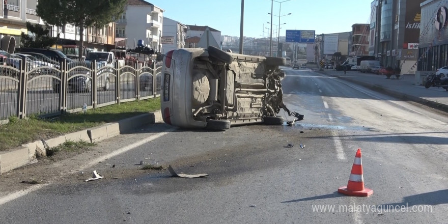 Otomobil aydınlatma direğine çarptı: 1 yaralı