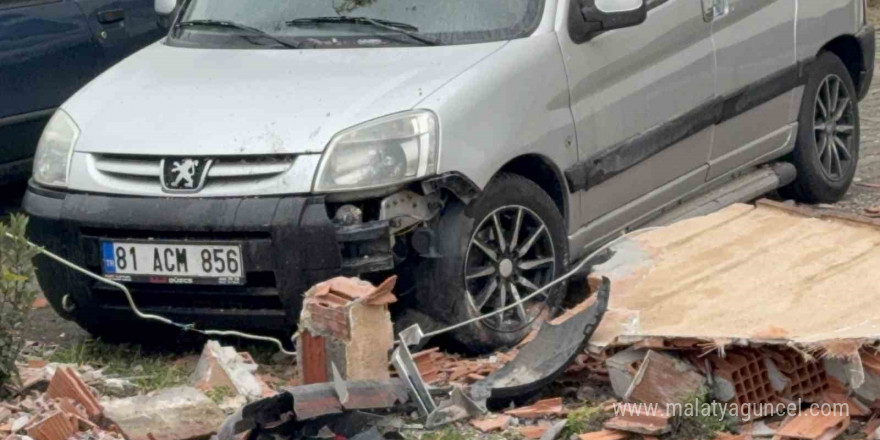 Otomobil bahçe duvarını yıktı: 5 yaralı