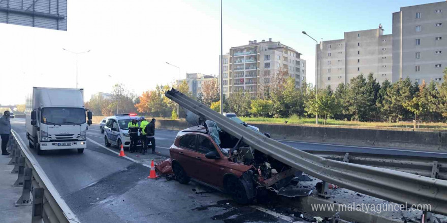 Otomobil bariyerlere ok gibi saplandı