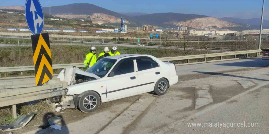 Otomobil bariyerlere saplandı