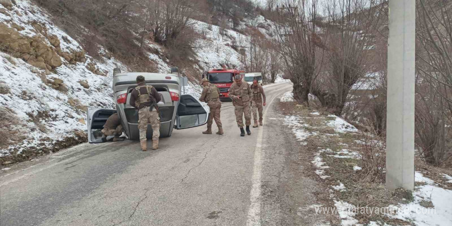 Otomobil buzlanan yolda takla attı: 2 yaralı