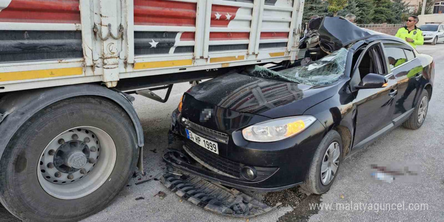 Otomobil çimento yüklü tırın altına girdi: 1’i ağır 4 yaralı