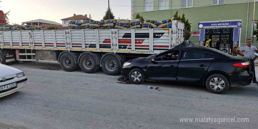 Otomobil çimento yüklü tırın altına girdi: 1’i ağır 4 yaralı