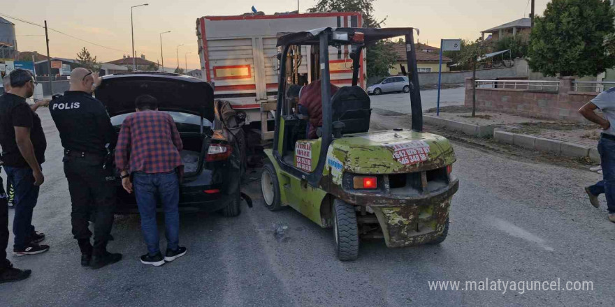 Otomobil çimento yüklü tırın altına girdi: 1’i ağır 4 yaralı