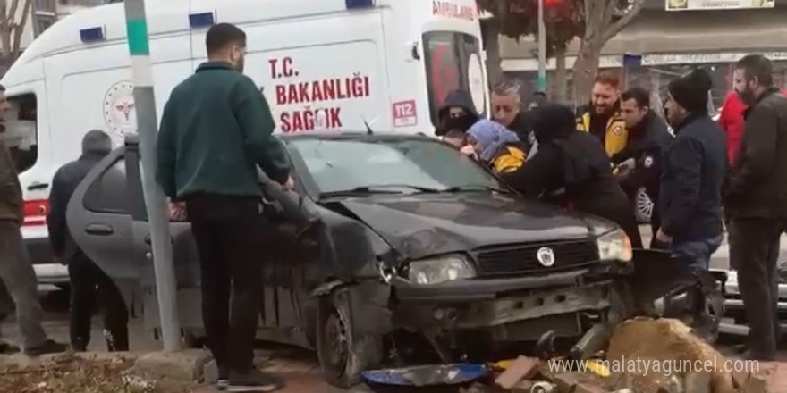 Otomobil direğe çarptı, sürücü araçta sıkıştı