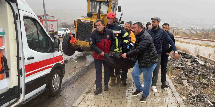 Otomobil, greyderin altına girdi: 1 ölü