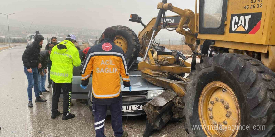 Otomobil, greyderin altına girdi: 1 ölü