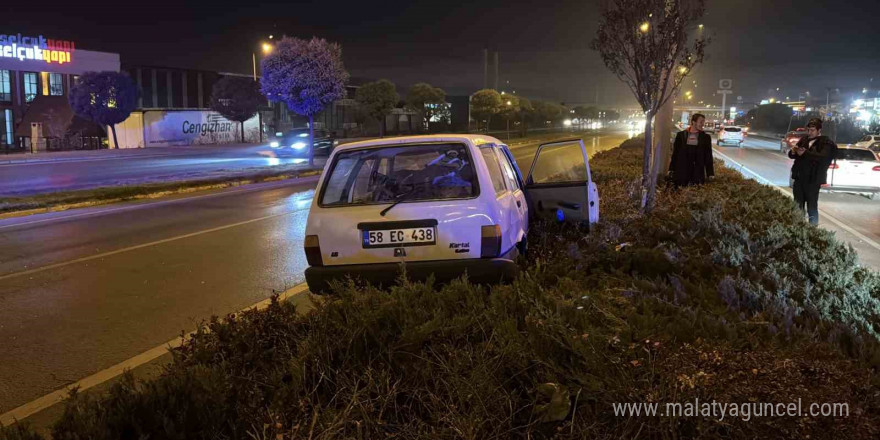 Otomobil ile çarpışan Tofaş fırlayarak refüje uçtu: 3 kişi yaralandı