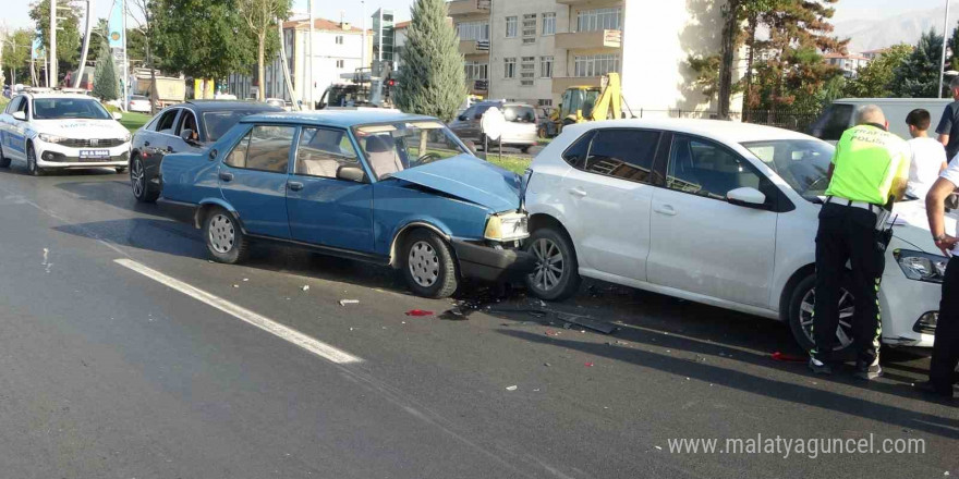 Otomobil ile çarpışan Tofaş’ta önemli hasara meydana geldi