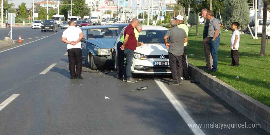 Otomobil ile çarpışan Tofaş’ta önemli hasara meydana geldi