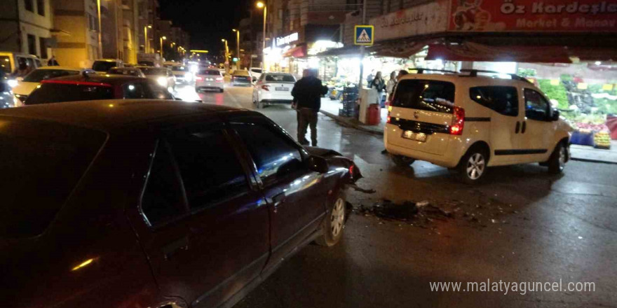 Otomobil ile hafif ticari araç çarpıştı: 1 yaralı