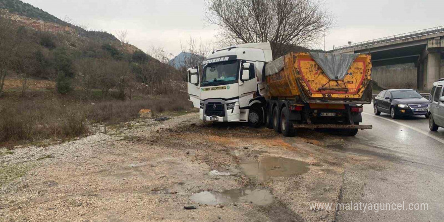 Otomobil ile kamyon çarpıştı, 2 kişi yaralandı