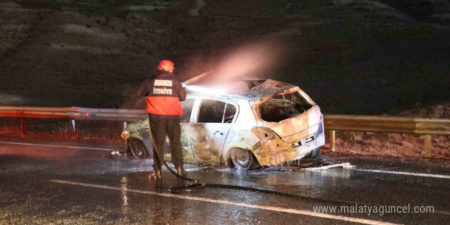 Otomobil ile motosiklet çarpıştı, 2 araç da alev alev yandı: 2 yaralı