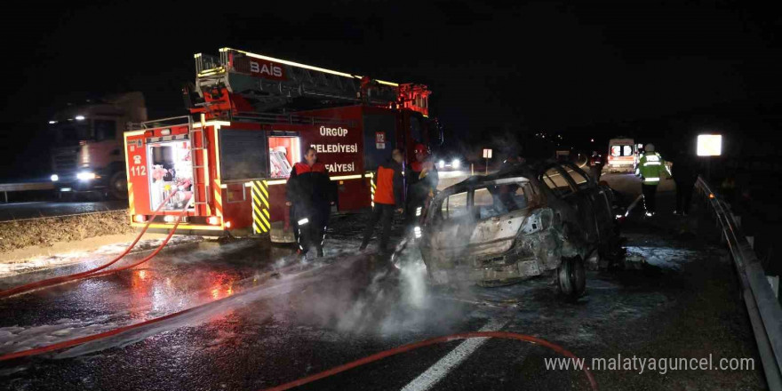 Otomobil ile motosiklet çarpıştı, 2 araç da alev alev yandı: 2 yaralı