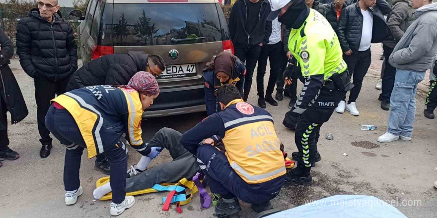 Otomobil ile motosikletin çapıştığı kaza kamerada