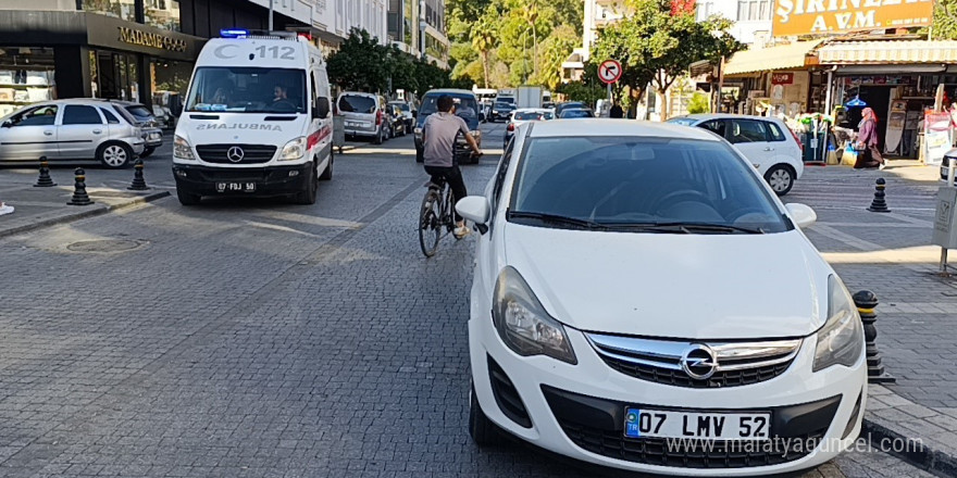 Otomobil ile motosikletin göz göre göre kazası kamerada