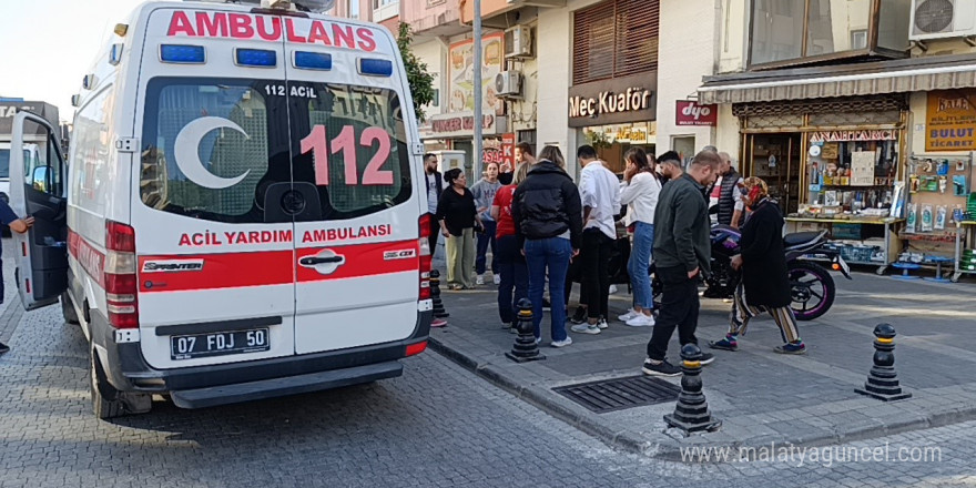 Otomobil ile motosikletin göz göre göre kazası kamerada