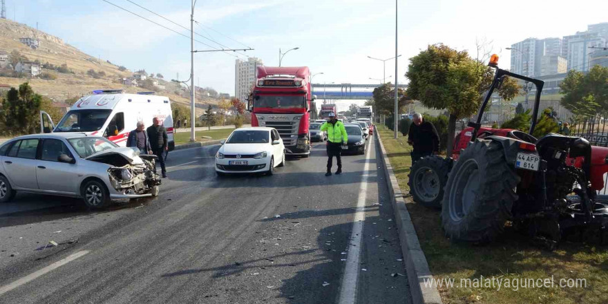 Otomobil ile traktör çarpıştı: 2 yaralı