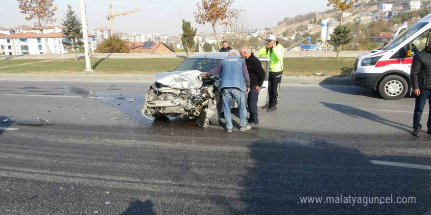 Otomobil ile traktör çarpıştı: 2 yaralı