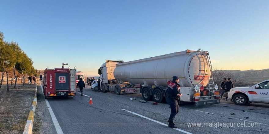 Otomobil ile yakıt tanker çarpıştı: 3 ölü, 4 yaralı