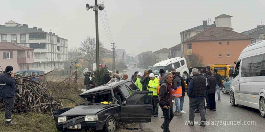 Otomobil kağıt gibi ezildi: 4 yaralı