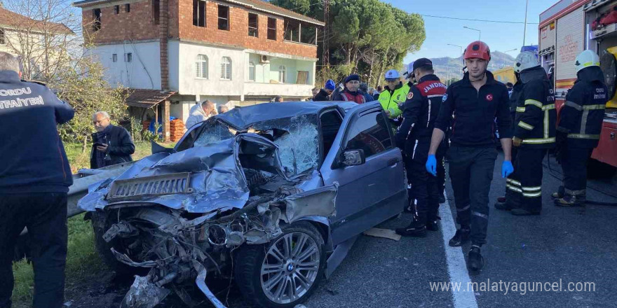 Otomobil, kavşaktan dönen kamyona arkadan çarptı: 3 ölü