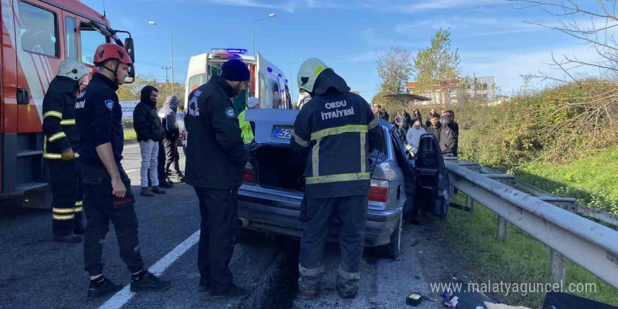 Otomobil, kavşaktan dönen kamyona arkadan çarptı: 3 ölü