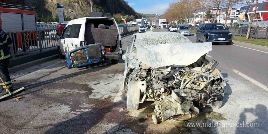 Otomobil, lastiği patlayan hafif ticari araca arkadan çarptı: 1 yaralı