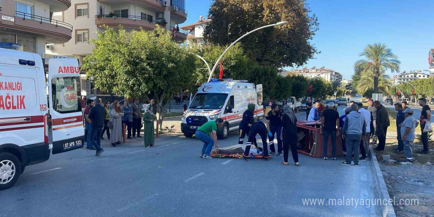 Otomobil, orta refüjdeki yaya geçidini kullanan akülü motosiklete çarptı: 2 yaralı